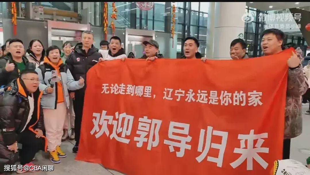 包含英雄战场上演绝对力量对决，球迷心情激荡的词条
